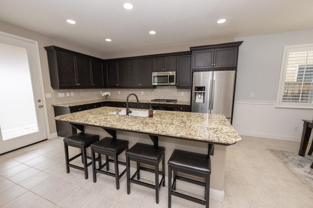 1638 N Mcpherson Lane, Clovis, CA 93619