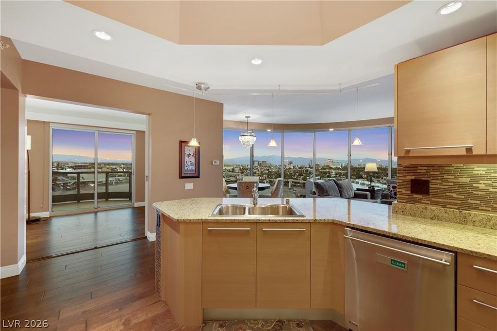 322 Karen Avenue 807, Las Vegas, NV 89109 — photo 5