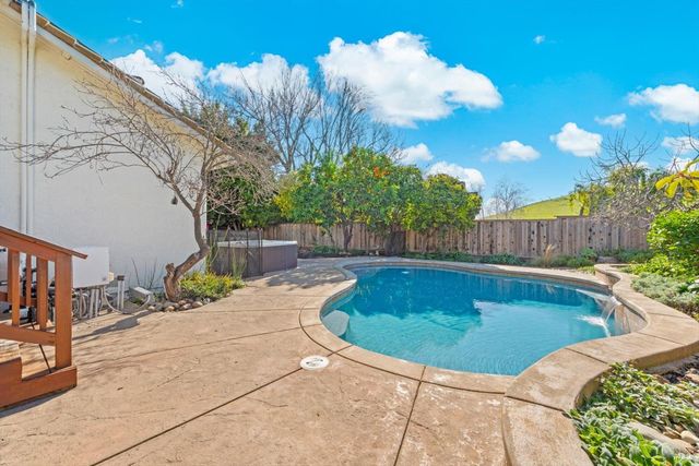 3327 Colonial Ct, Fairfield, CA 94534