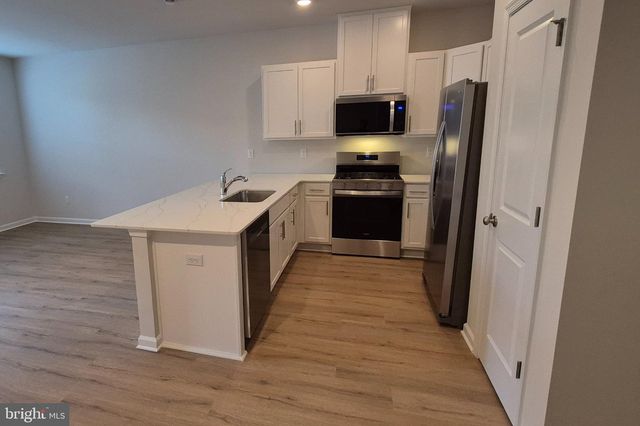 18 REAGAN DR, Runnemede, NJ 08078