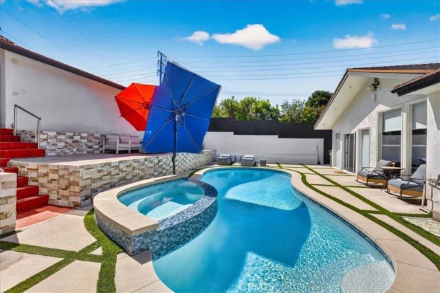 6754 S Garth, Los Angeles, CA 90056