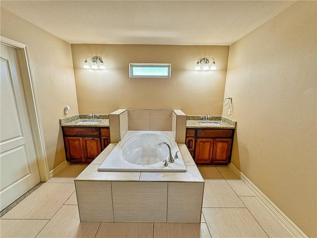 1832 Bay Landing Dr, Portland, TX 78374