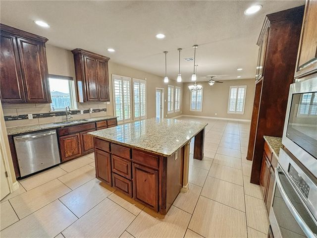 1832 Bay Landing Dr, Portland, TX 78374
