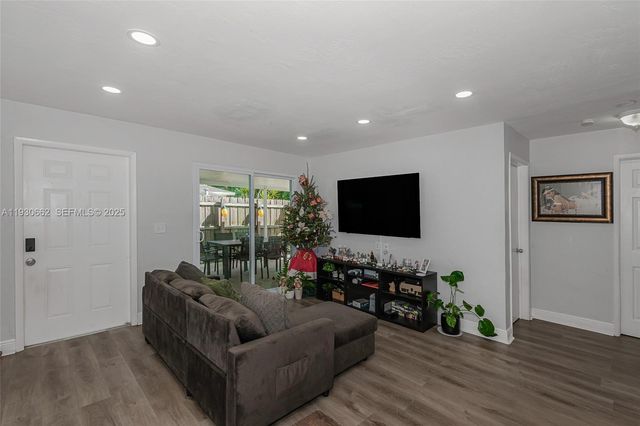 6120 SW 38th St, Davie, FL 33314