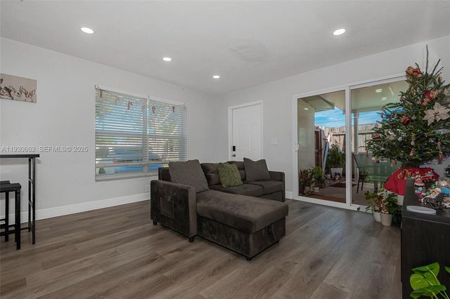 6120 SW 38th St, Davie, FL 33314