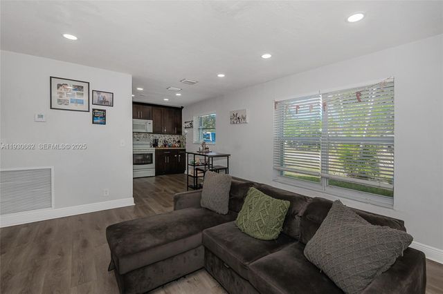 6120 SW 38th St, Davie, FL 33314