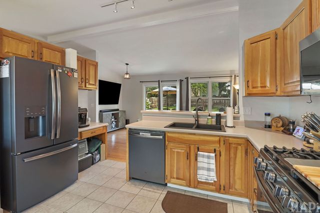 385 Northgate Road, Lindenhurst, IL 60046