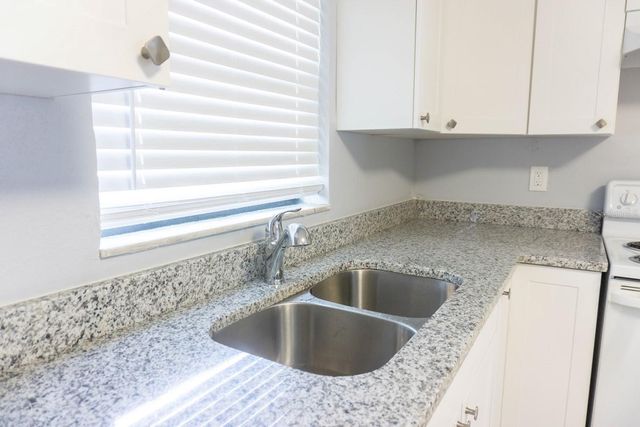 5712 N LINCOLN AVENUE A, Tampa, FL 33614