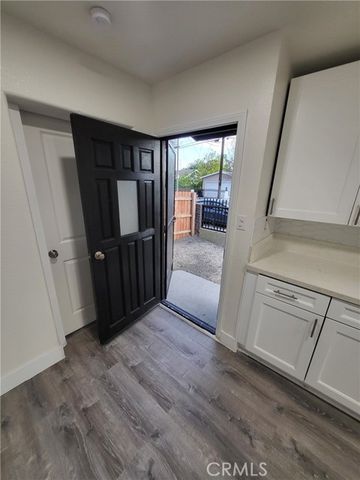 4401 La Clede Avenue, Los Angeles, CA 90039