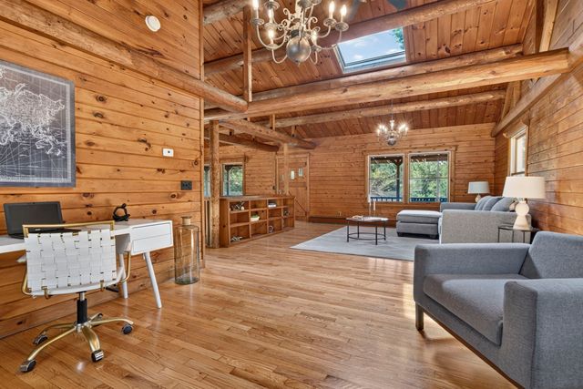 25 Old Center St, Carver, MA 02330