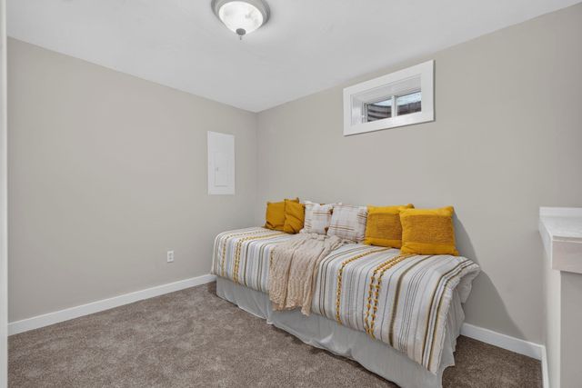 25 Old Center St, Carver, MA 02330