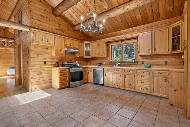 25 Old Center St, Carver, MA 02330