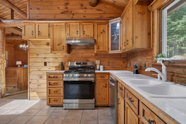 25 Old Center St, Carver, MA 02330
