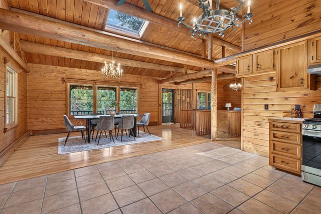 25 Old Center St, Carver, MA 02330