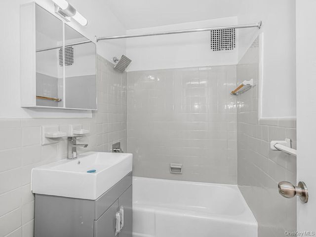 2165 Matthews Avenue 4A, Bronx, NY 10462