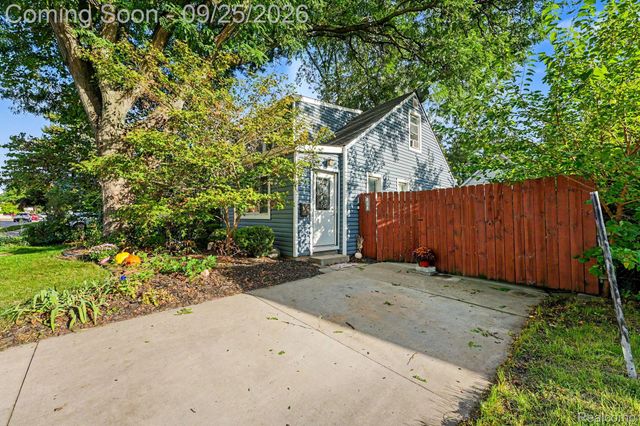 51 W Harry Avenue, Hazel Park, MI 48030