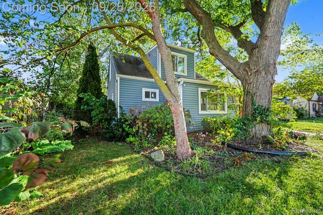 51 W Harry Avenue, Hazel Park, MI 48030