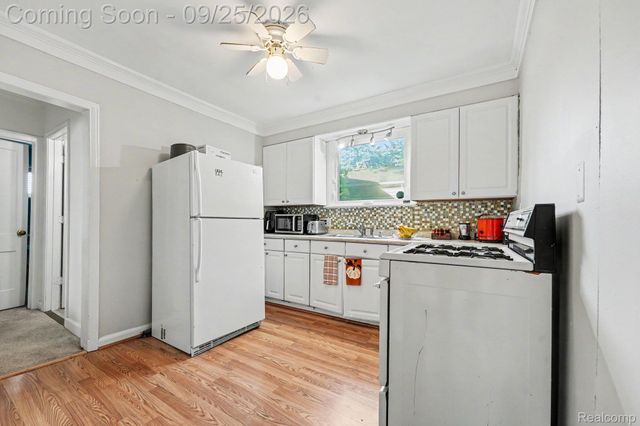 51 W Harry Avenue, Hazel Park, MI 48030