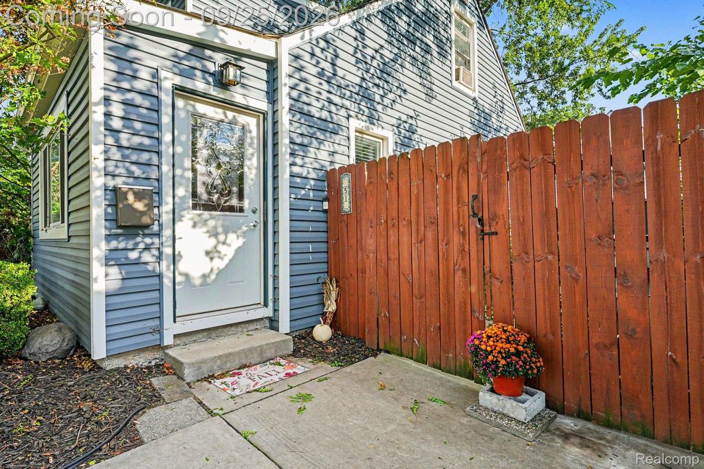 51 W Harry Avenue, Hazel Park, MI 48030
