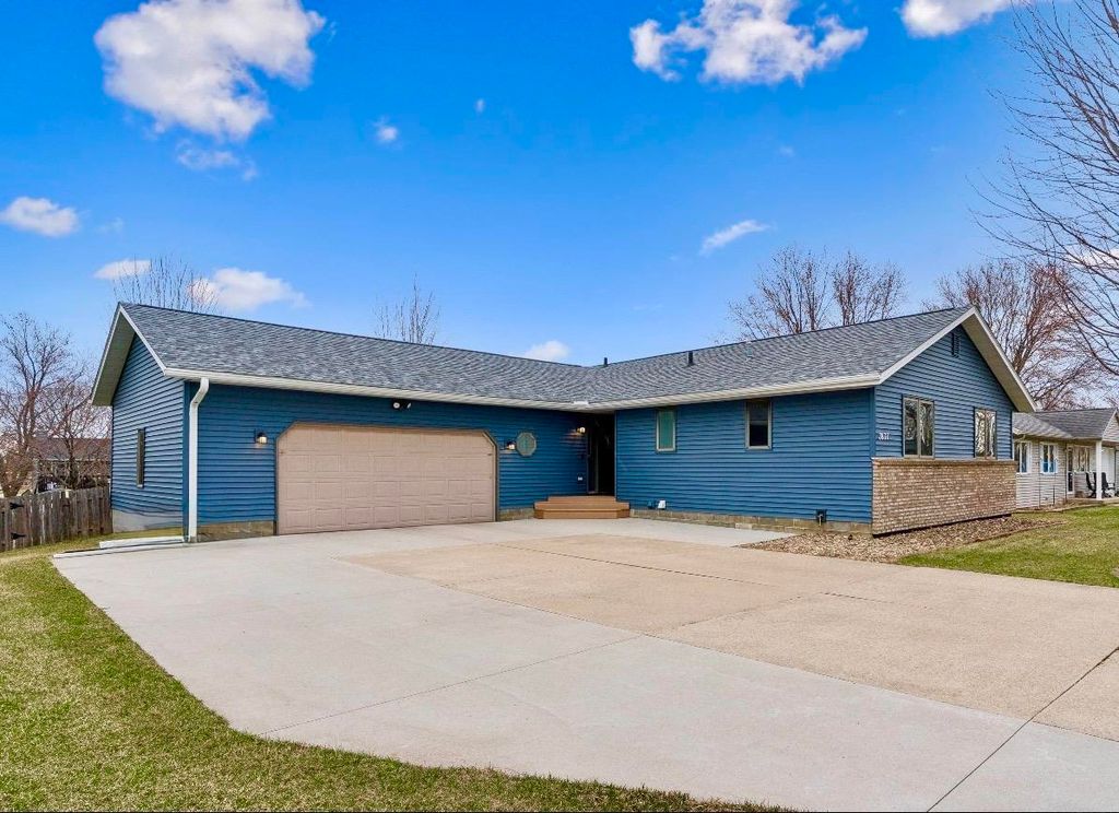 3837 Tami Terrace, Waterloo, IA 50701