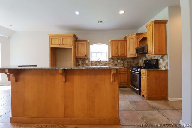 11705 S Willow Place, Jenks, OK 74037