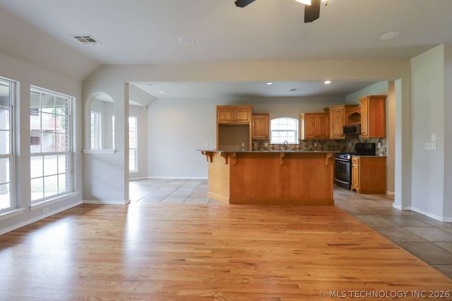 11705 S Willow Place, Jenks, OK 74037