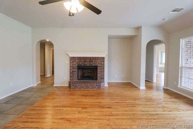 11705 S Willow Place, Jenks, OK 74037