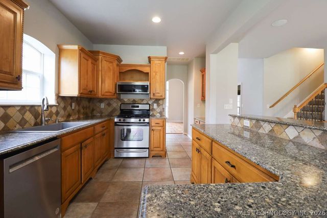 11705 S Willow Place, Jenks, OK 74037