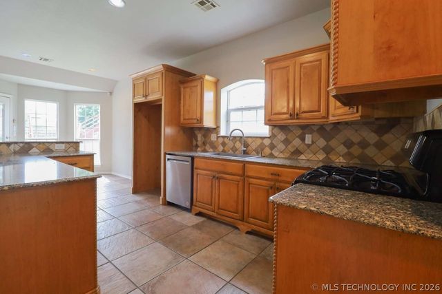 11705 S Willow Place, Jenks, OK 74037