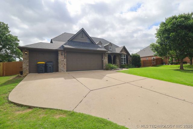 11705 S Willow Place, Jenks, OK 74037