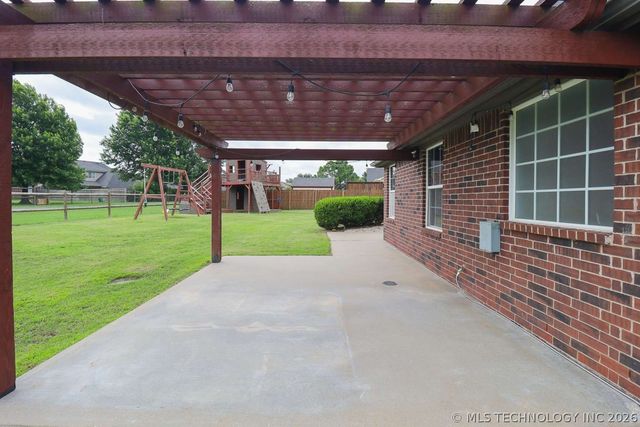 11705 S Willow Place, Jenks, OK 74037