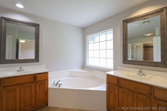 11705 S Willow Place, Jenks, OK 74037
