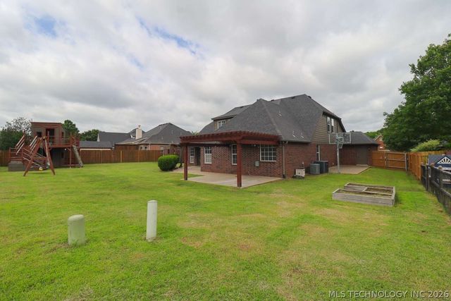 11705 S Willow Place, Jenks, OK 74037