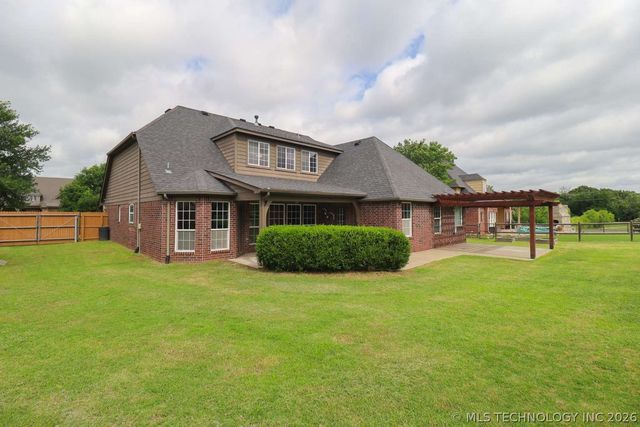 11705 S Willow Place, Jenks, OK 74037