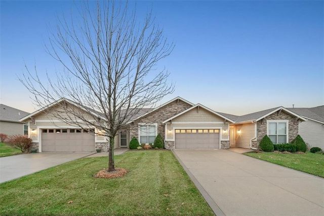 5614 Chimney Rocks Circle, Lawrence, KS 66049