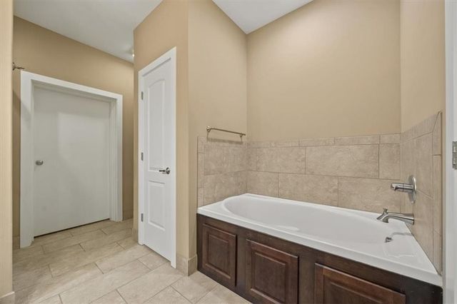 5614 Chimney Rocks Circle, Lawrence, KS 66049