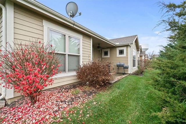 5614 Chimney Rocks Circle, Lawrence, KS 66049