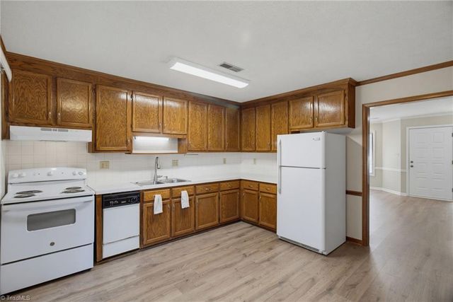 5351 Summit Heights Drive, Winston-salem, NC 27104
