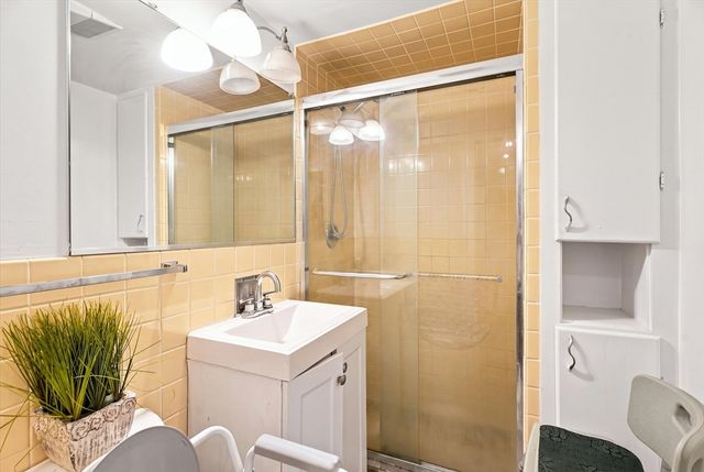 3 Longwood Dr 103, Andover, MA 01810