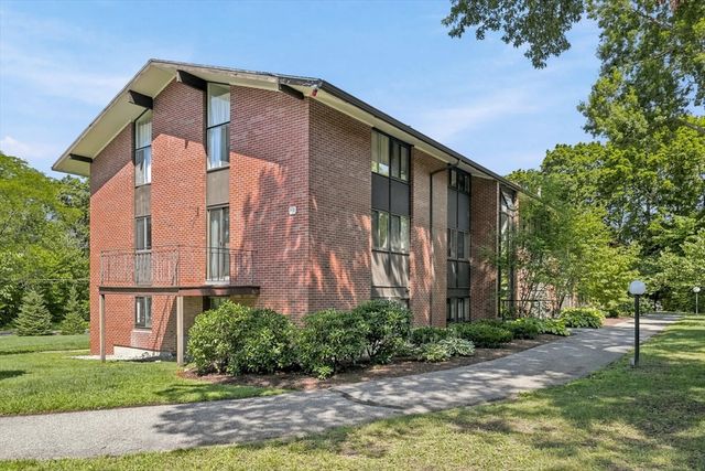 3 Longwood Dr 103, Andover, MA 01810