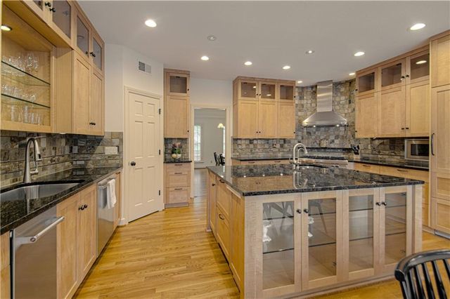4016 W 124th Street, Leawood, KS 66209
