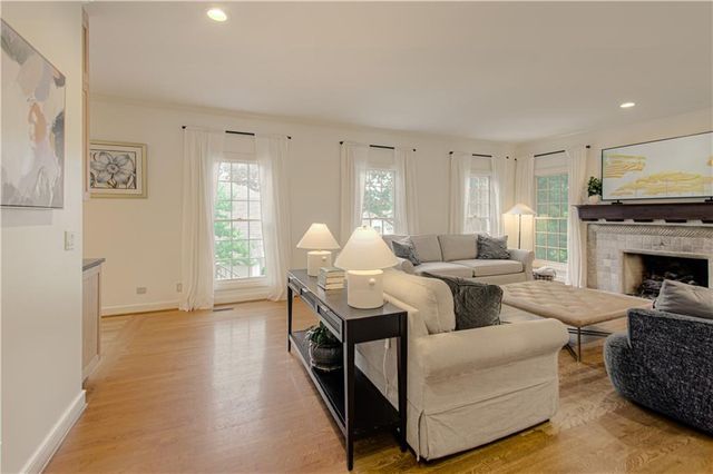4016 W 124th Street, Leawood, KS 66209
