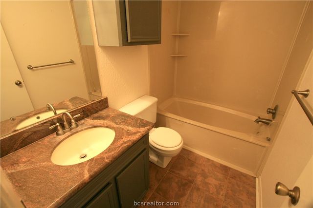 1008 Crestwood Drive, Bryan, TX 77801