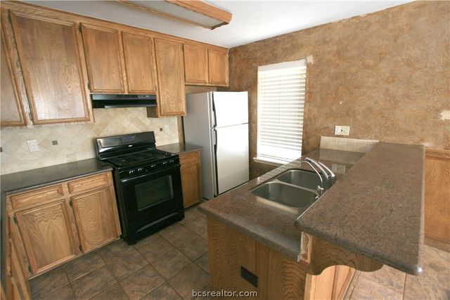 1008 Crestwood Drive, Bryan, TX 77801