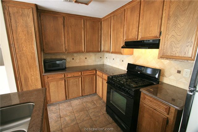 1008 Crestwood Drive, Bryan, TX 77801