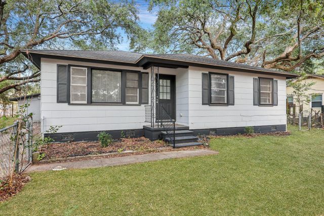 1652 Larry Street, North Charleston, SC 29405