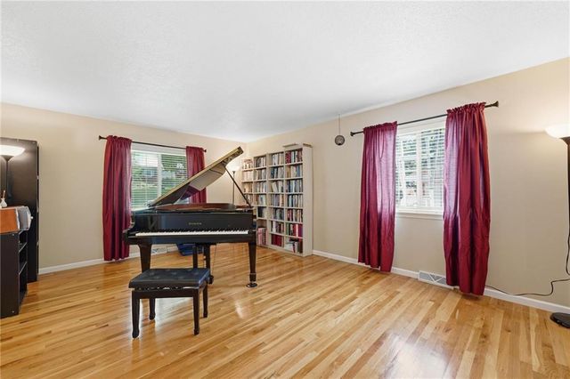 5528 NW Verlin Drive, Kansas City, MO 64152
