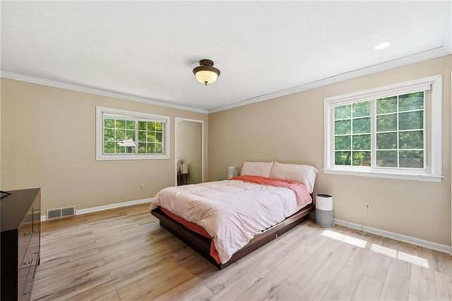 5528 NW Verlin Drive, Kansas City, MO 64152