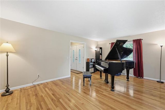5528 NW Verlin Drive, Kansas City, MO 64152