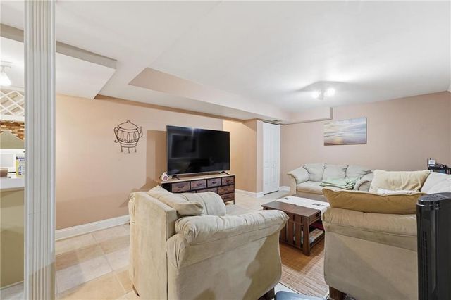 5528 NW Verlin Drive, Kansas City, MO 64152